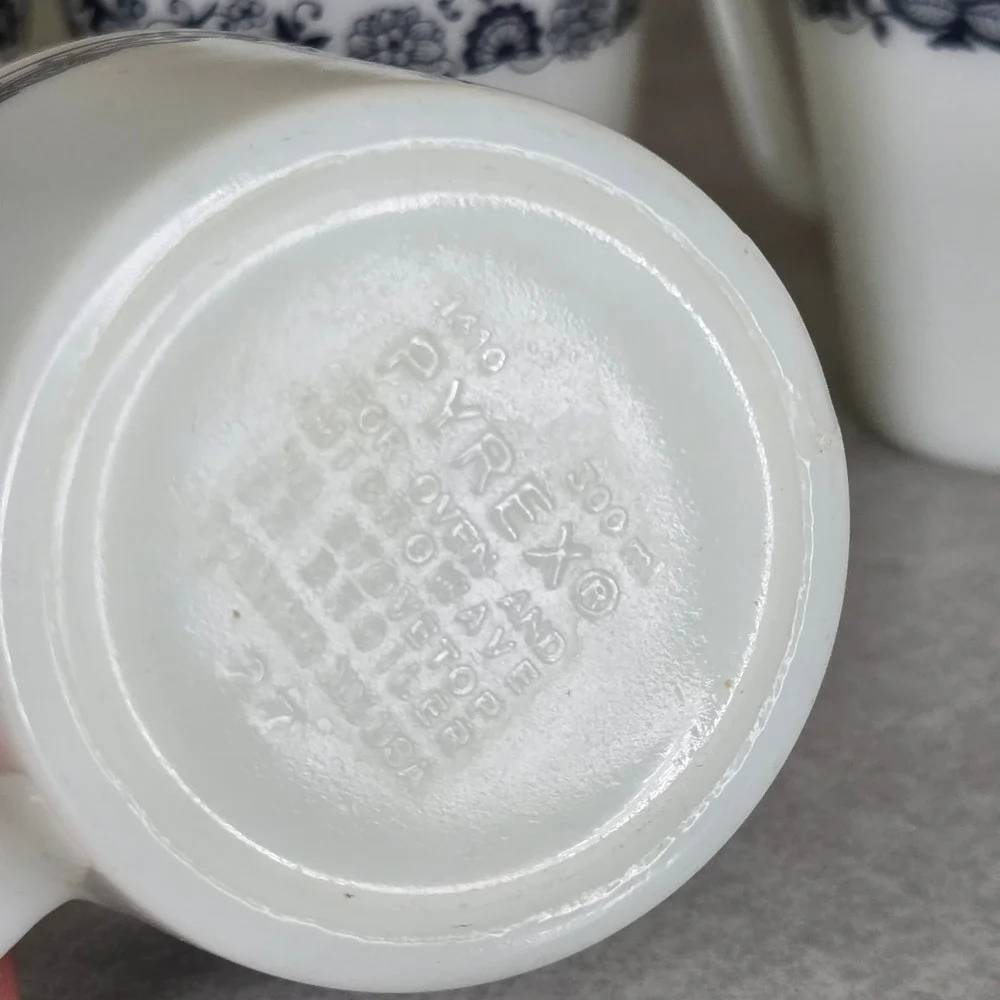 Vintage Pyrex Mugs‎ Set of 7White Blue Floral Band Coffee Tea Cups 1410 300 ml - Picture 5 of 6